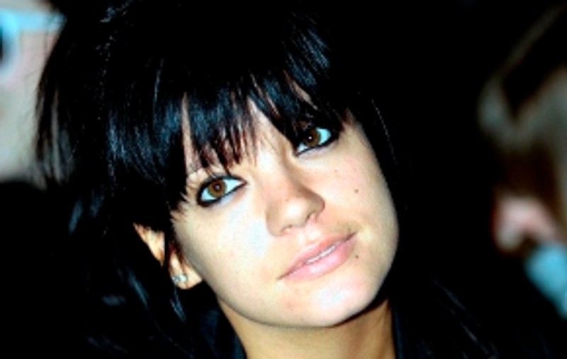 Lily Allen se lasă de fumat după o criză de astm