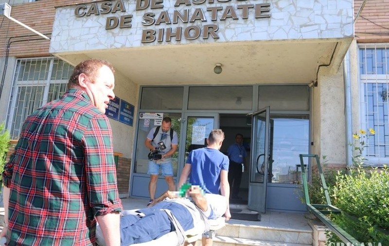 Imagini scandaloase. Bolnavi aduși cu targa la Casa de Asigurări de Sănătate Bihor pentru o adeverință