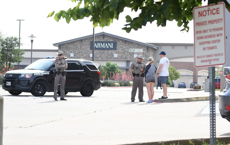 Un bărbat a intrat cu mașina într-un grup de oameni, în fața unui centru pentru migranți din Texas. Șapte persoane au murit
