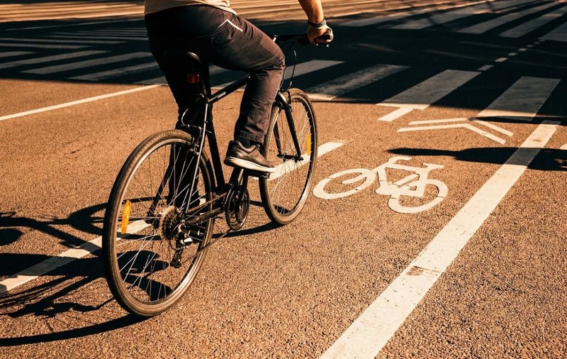 Mașina de serviciu pierde teren: EY și-a redus flota cu 32% după ce a introdus bugetul de mobilitate