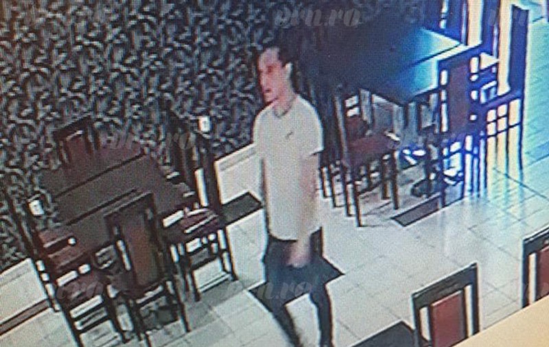 VIDEO | Un hoț a fost filmat cum a sustras banii dintr-o pizzerie din Vaslui