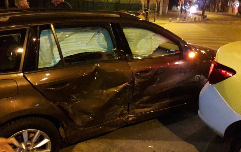 O soferiță a lovit o mașină Uber, lângă Parcul Cișmigiu. Femeia a trecut pe culoarea roșie