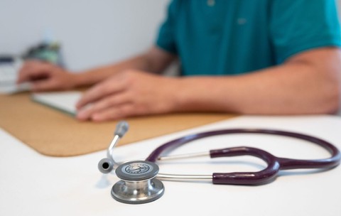 Noile reguli după care se calculează concediile medicale în 2026: românii care vor fi plătiți pentru prima zi