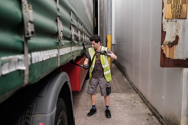 Cristian Rădulescu, la unul dintre depozitele în care descarcă marfa. East Midlands, UK, septembrie 2021