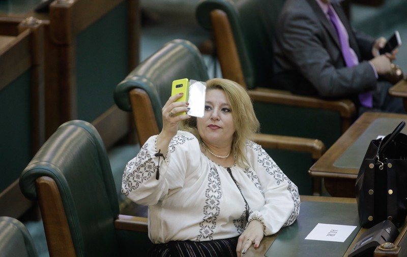 Senat: DSP ne-a transmis că adeverința Dianei Șoșoacă NU este valabil emisă. În replică, Șoșoacă amenință cu un val de plângeri penale
