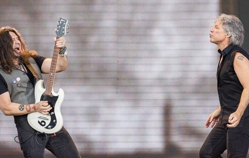 În noaptea de dinaintea concertului din Piața Constituției, faimosul Phil X, chitaristul lui Bon Jovi, a uimit clienții unui club bucureștean