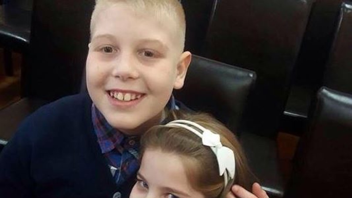Auxiliarul școlar pentru copiii cu autism este online. Alexandra și Vlad, elevul cu autism pentru care Alexandra a creat special un auxiliar școlar cu fișe