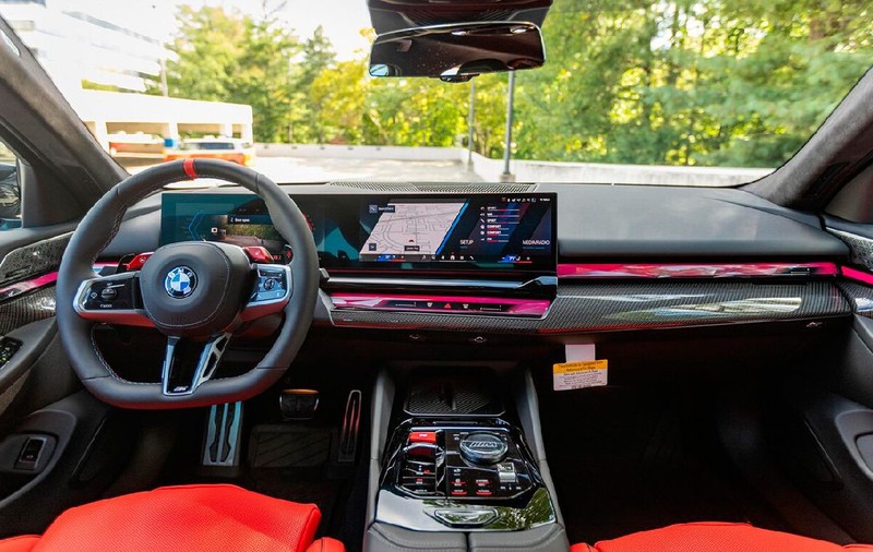 Un BMW M5 nou s-a devalorizat cu 16.000 de euro după ce a fost condus doar 300 km. Mașina costase 114.000 de euro