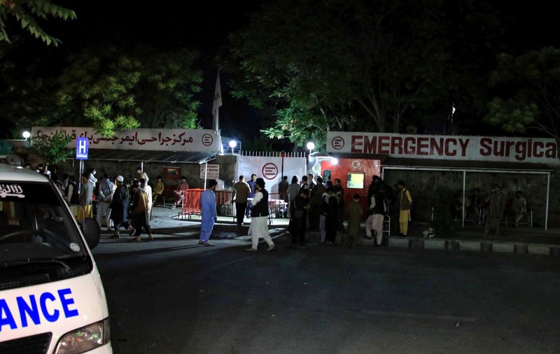 Moschee din Kabul, distrusă de o explozie uriașă în timpul rugăciunii de seară. Cel puțin 21 de morți