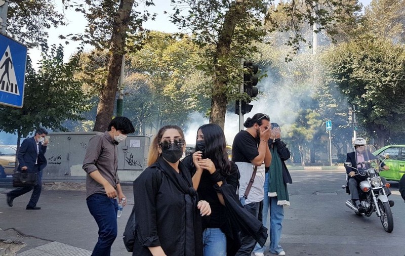 Războiul regimului din Iran cu protestatarii: tineri uciși, copii bătuți în școli și închisori, obligați să ia pastile pentru a-și corecta comportamentul