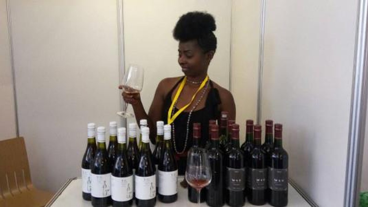Vin de sfeclă roșie, obținut în Rwanda. Assumpta Uwamariya, alături de colecția sa inedită de vin din sfeclă roșie