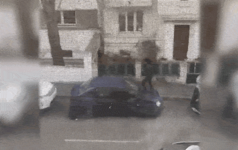O femeie din București s-a baricadat în mașină de teama fostului iubit. Bărbatul i-a spart parbrizul cu picioarele | VIDEO