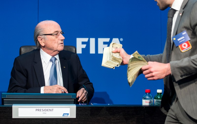 Actorul care a aruncat cu bancnote spre Blatter spune că banii nu erau falşi! Ce sumă a risipit