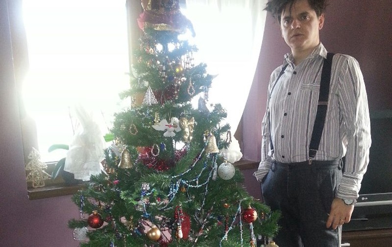 Designerul Adrian Haiduc și-a decorat bradul cu cercei | FOTO