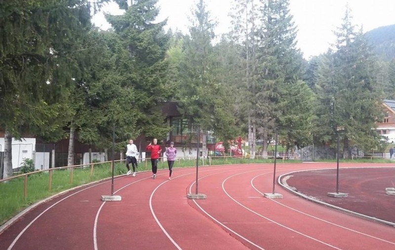 Inepția de pe Stadionul Olimpic din Poiana Brașov | Pista de atletism se oprește în... gard!