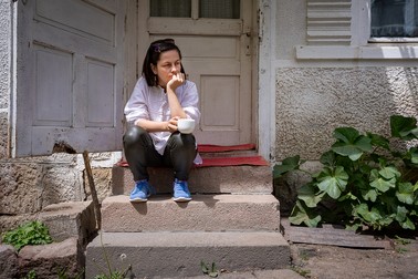 Zsuzsa, în pragul casei părintești din Bicsad