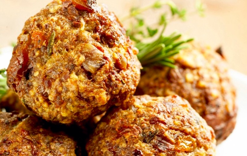 REŢETĂ: Chiftelute pe pat de orez