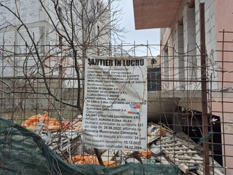 Panoul cu informații despre construcție este pus la vedere.