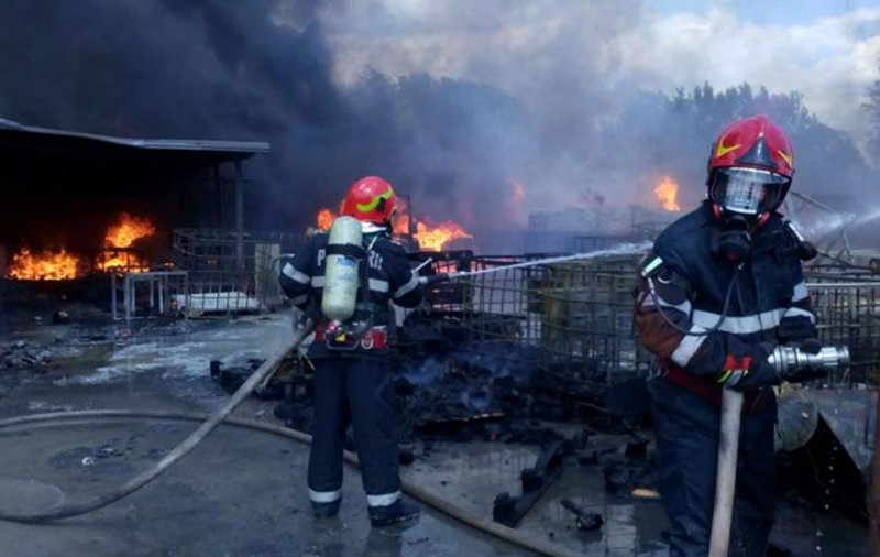 Incendiu la un depozit din Vâlcea, soldat cu rănirea unei femei. A fost emis un mesaj Ro-Alert, din cauza degajărilor mari de fum