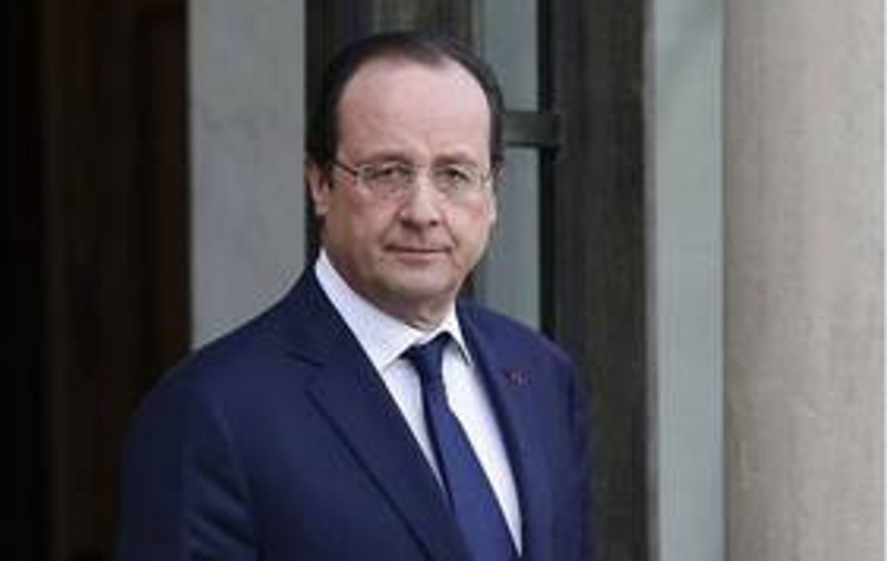 Francois Hollande a primit cadou o cățelușă