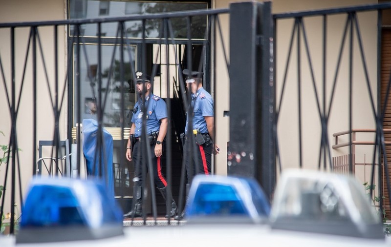 O româncă și-a bătut bărbatul și polițiștii italieni au liniștit-o doar cu electroșocuri, apoi au legat-o de mâini și de picioare