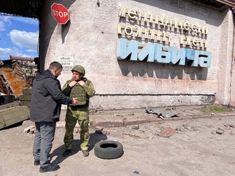 Șeful DPR Denis Pushilin (stânga) cu prezentatorul TV rus Vladimir Solovyov, fotografiat la uzina metalurgică Ilici din Mariupol. Foto: Profimedia