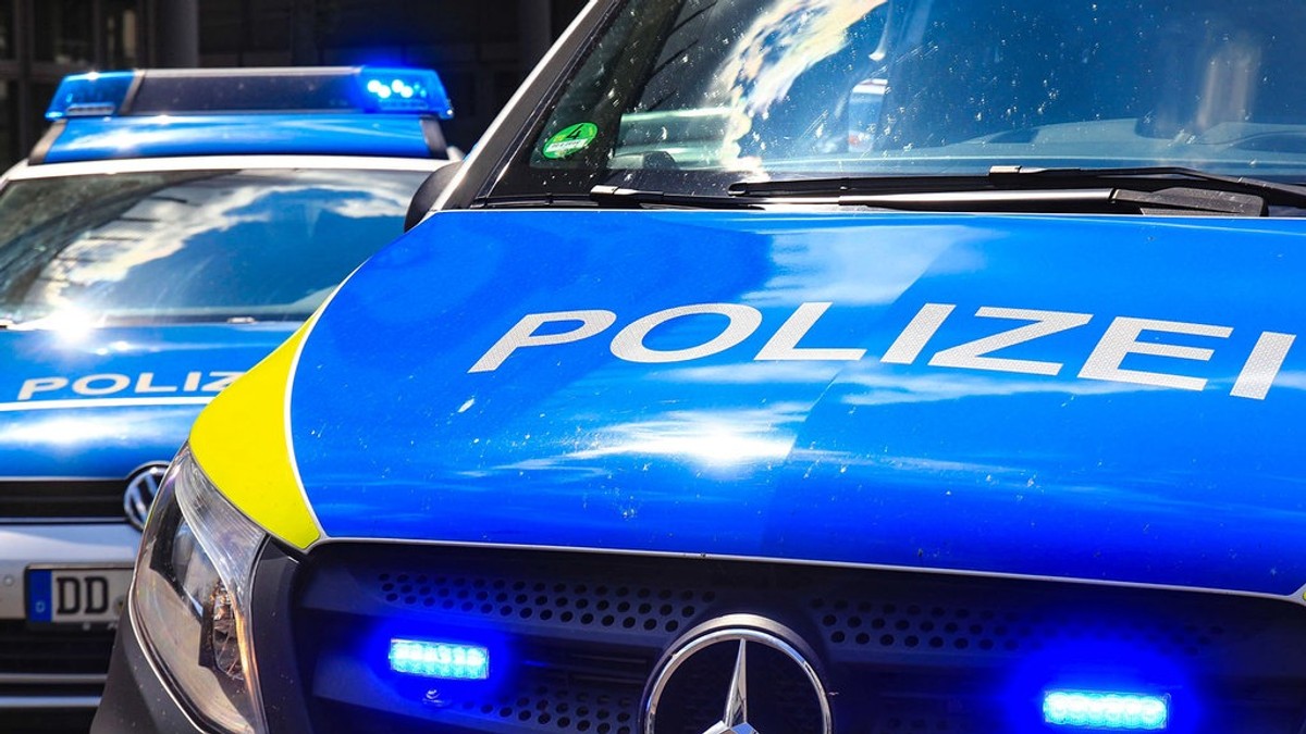 Doi români au fost jefuiți într-o parcare din Germania de un fals polițist. Cum le-a luat mii de lire sterline