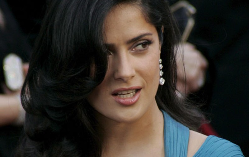 Salma Hayek s-a săturat de fotografii excitaţi