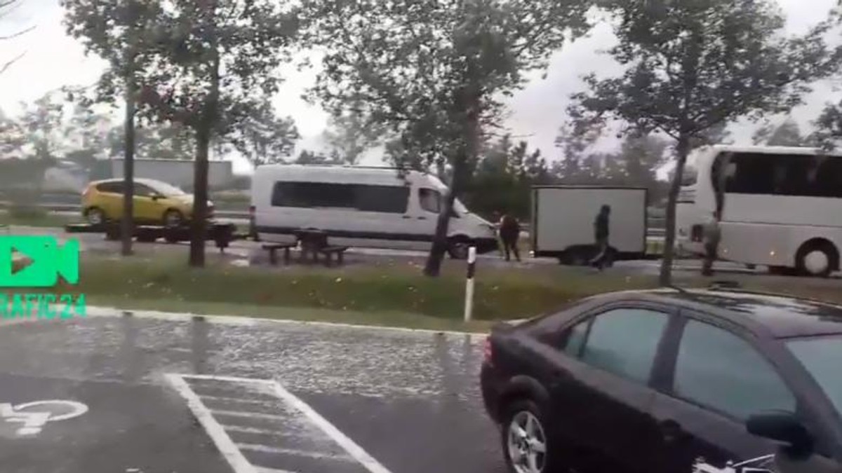 Șofer român în Ungaria, filmat în timp ce conduce autocarul cu remorcă, legată de un microbuz și o platformă cu un autoturism