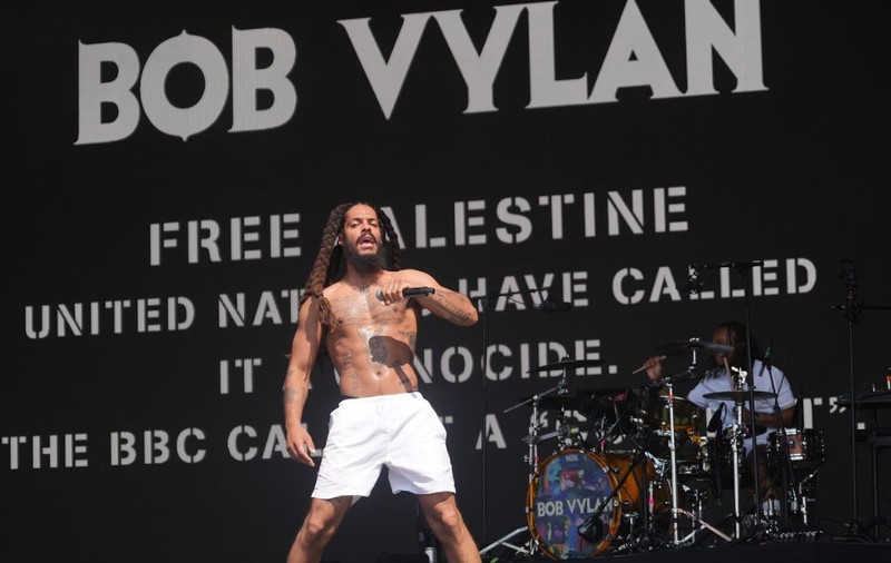 Scandal gigantic pop-politic: trupa rap punk Bob Vylan a cerut „moartea” armatei israeliene iar mesajele au fost transmise live de BBC | VIDEO