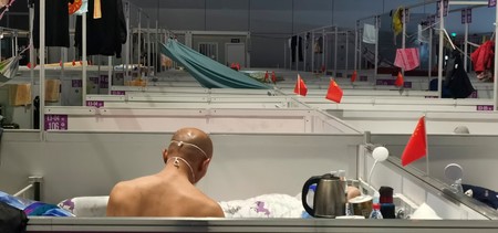 Mai mulți locuitori din Shanghai sunt carantinați într-un centru improvizat, în locul Centrului Național de Expoziții și Convenții, în aprilie 2022. | Foto: Profimedia