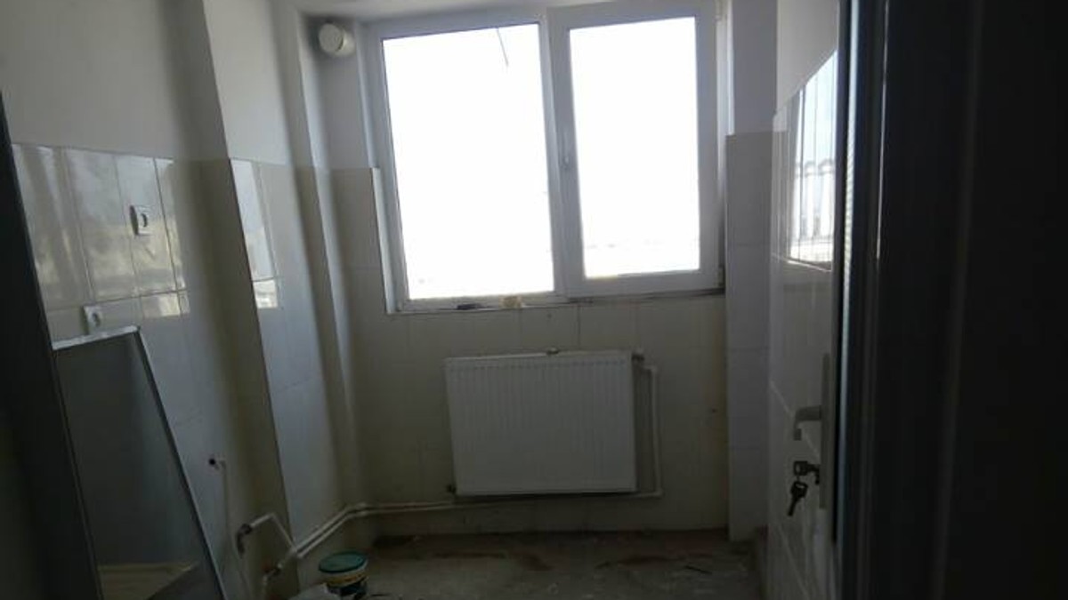 Apartamentele repartizate de Primăria Galați medicilor de la Psihiatrie, pline de gunoaie și cu pereți scorojiți