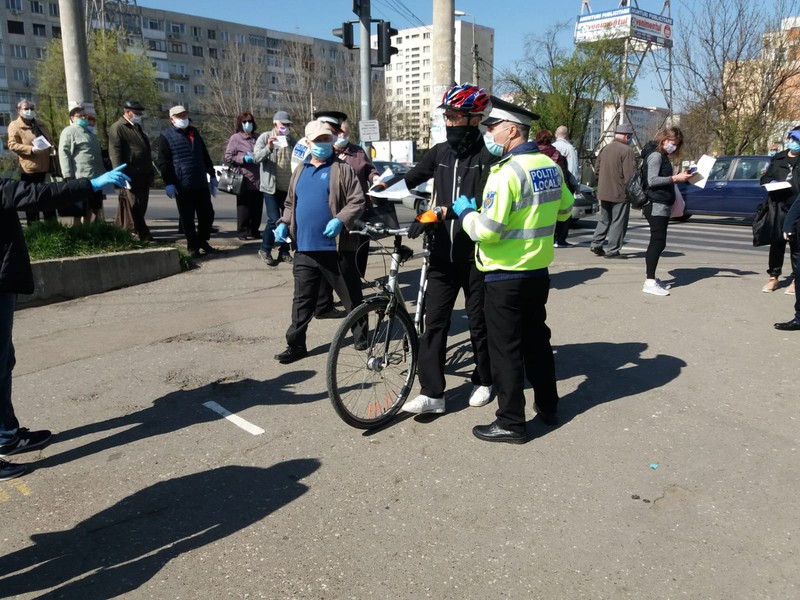 Poliția Locală verifică documentele cetățenilor veniți la piață, precum și respectarea distanțării sociale FOTO: Ziarul de Iași