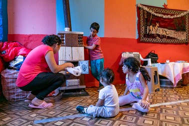 Familia Găman se încălzește cu sobă pe lemne, fiind prea periculos, din cauza instalației electrice improvizate, să folosească încălzitoare pe bază de curent.