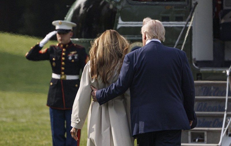 Donald Trump și Melania, surprinși într-un rar moment de tandrețe în drum spre Vatican pentru funeraliile Papei Francisc