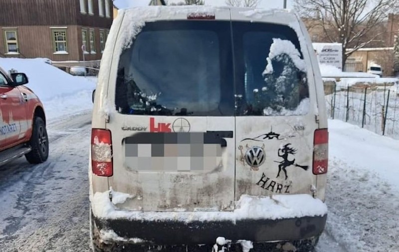 Enervat că drumul era blocat de o mașină de pompieri, șoferul unei dube Volkswagen a depășit pe trotuar, a lovit un pompier și l-a înjurat