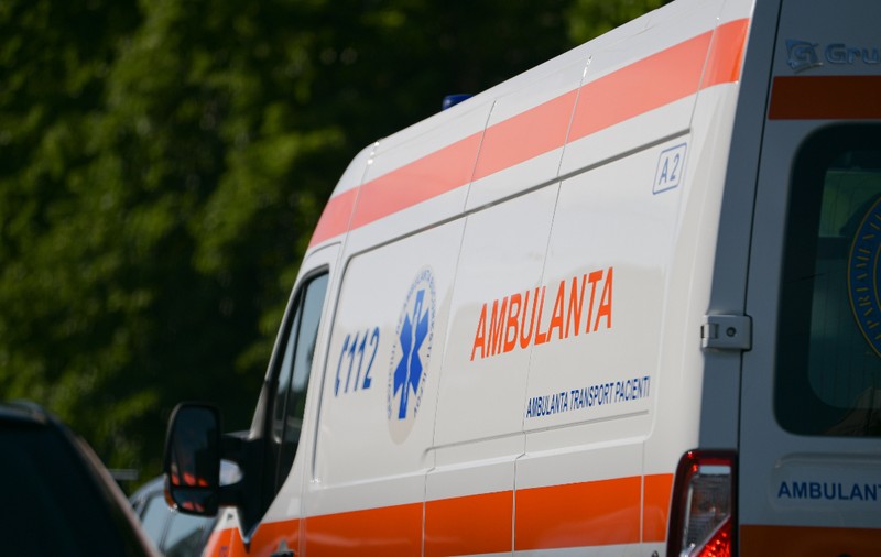 Un bebeluș născut prematur în Iași a murit după ce ambulanța chemată a rămas împotmolită în noroi