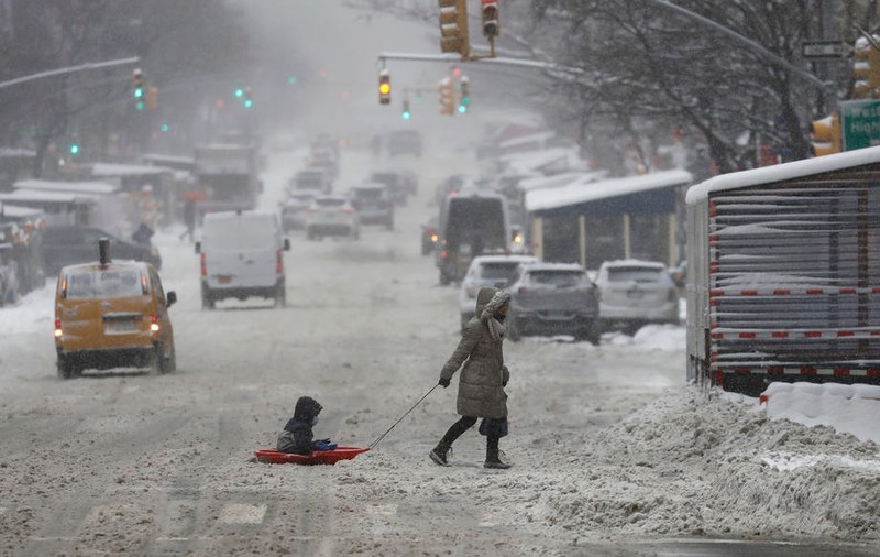 O furtună violentă de zăpadă afectează 75 de milioane de americani. New Yorkul e îngropat în zăpadă, mii de zboruri anulate