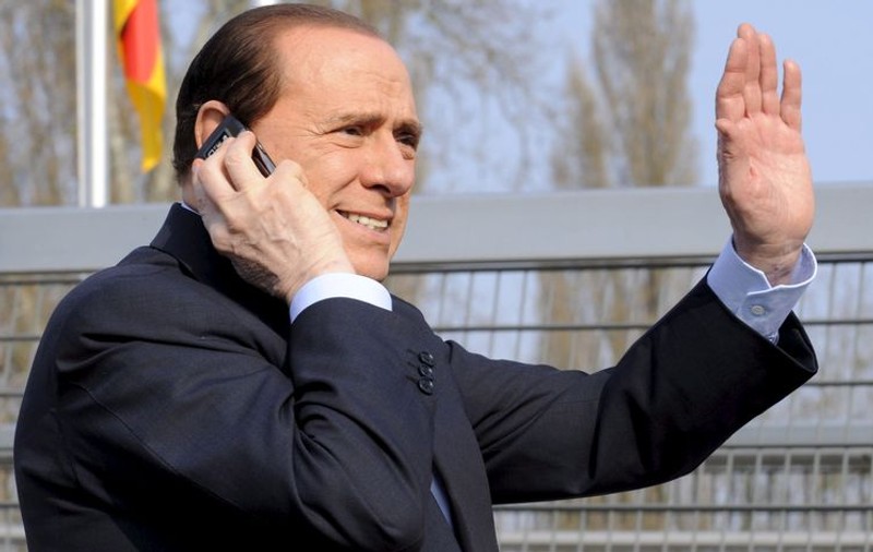 Berlusconi a ratat începutul unei ceremonii pentru că vorbea la telefon