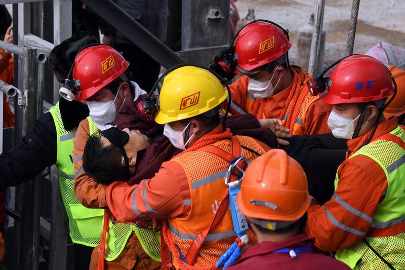 Momentul în care un miner este scos din subteran, după două săptămâni | Foto: EPA