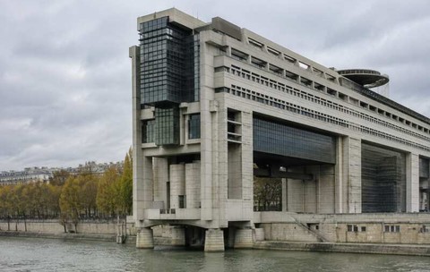 Franța se împrumută la dobânzi apropiate de 5%. Tensiunile bugetare slăbesc euro