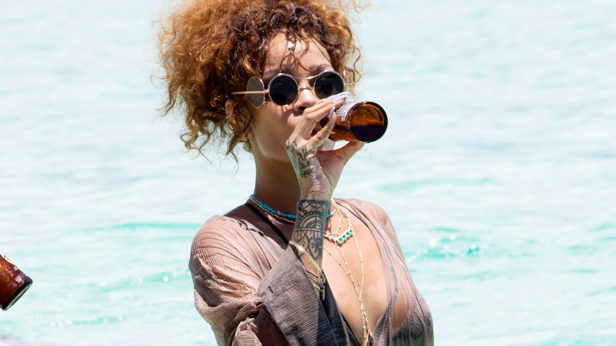 Rihanna este surprinsă tot mai des cu sticla la gură