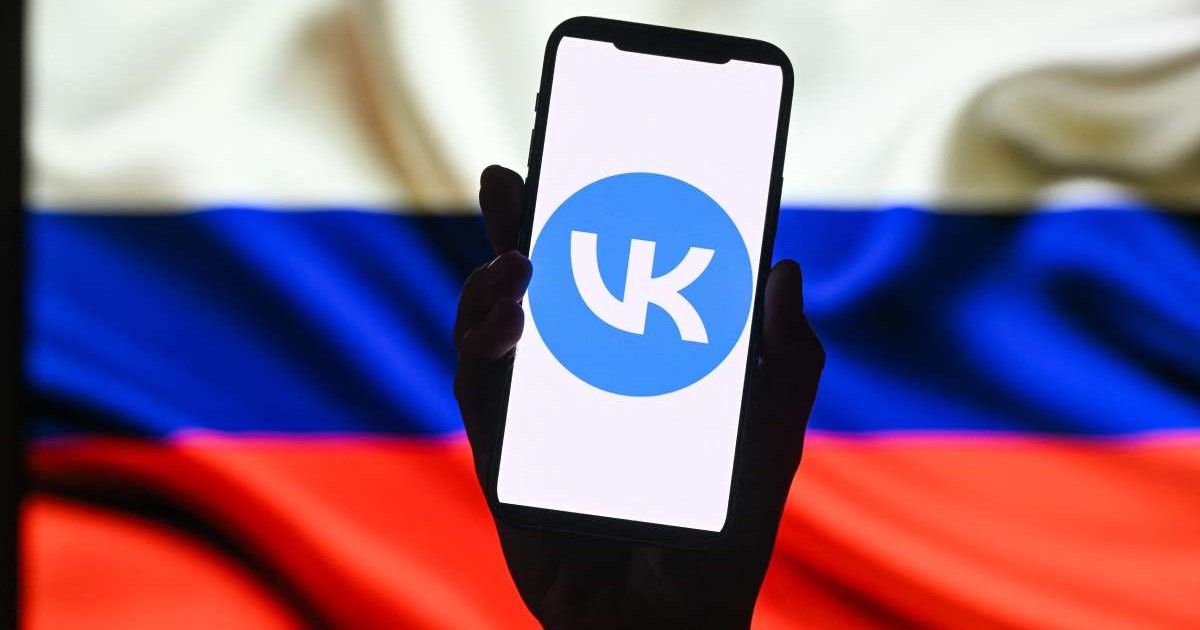 Logo-ul aplicatiei rusești VK, afișat pe ecranul unui smartphone.