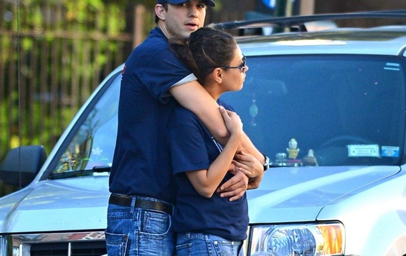 Ashton Kutcher şi Mila Kunis, într-o îmbrăţişare tandră | FOTO