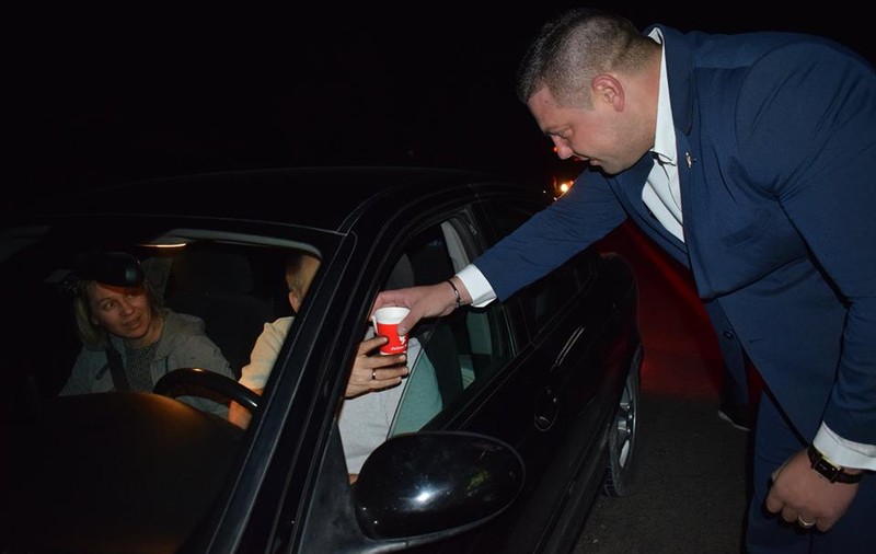 De ce a făcut cinste cu 100 de cafele prefectul de Vaslui șoferilor din trafic. O campanie de prevenire a oboselii la volan/ FOTO