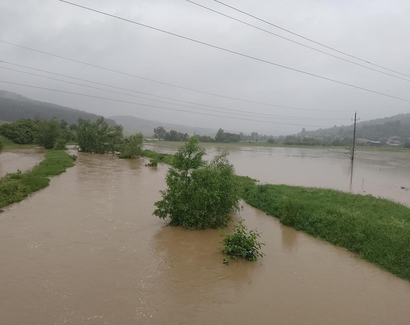 Potop în mai multe localități din Gorj, după codul roșu de ploi. Mai multe gospodării au fost inundate. FOTO