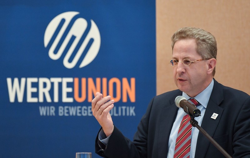 Fostul șef al serviciului german de securitate internă este monitorizat pentru extremism de agenția pe care a condus-o. Ce riscă