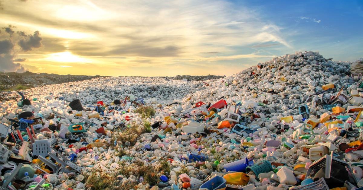 deșeuri de sticle de plastic și alte tipuri de deșeuri din plastic la locul de eliminare a deșeurilor