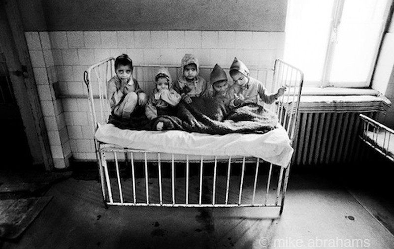 Mii de copii, abandonați și lăsați să moară. Cum a continuat să funcționeze sistemul de protecție a minorilor ca un lagăr, și după 1989