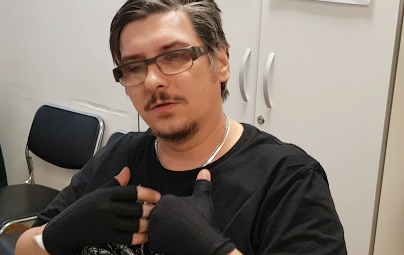Marian Leușteanu poate cânta din nou la doi ani după Colectiv pentru că ”îngerii” i-au redat degetele arse de flăcări. ”Scoțând răul la lumină, el nu poate să te bântuie”